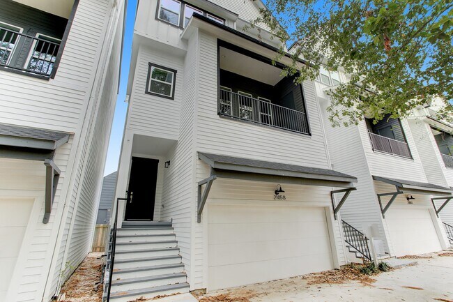 Building Photo - 2105 Couch St