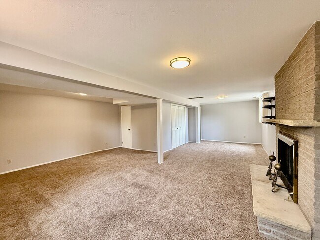 Building Photo - Tulip Way 4125-4127