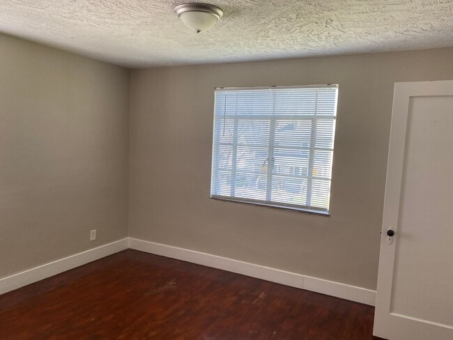 Building Photo - 1177-1177 1/2 Lilley Ave