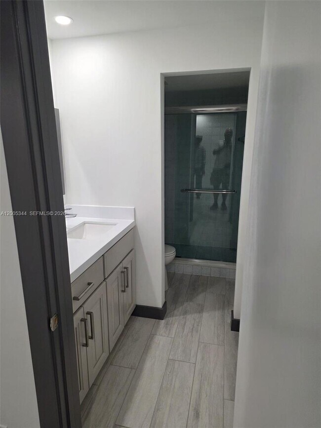 Building Photo - 660 Tennis Club Dr