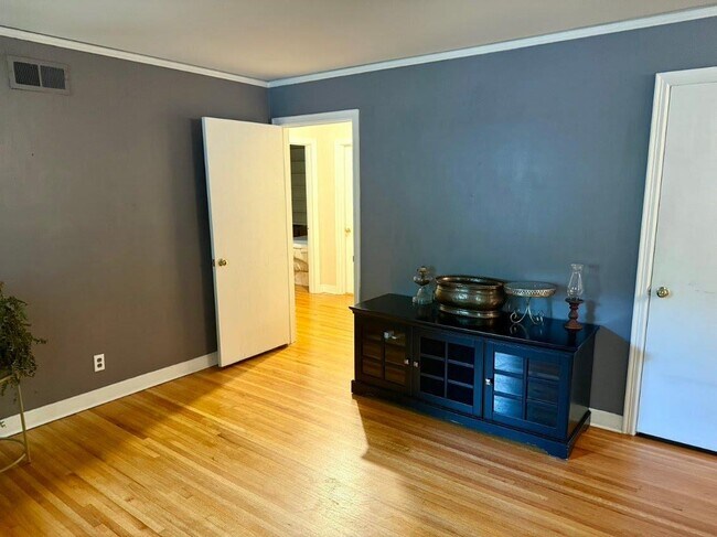 Building Photo - 4623 Leatherwood Ave