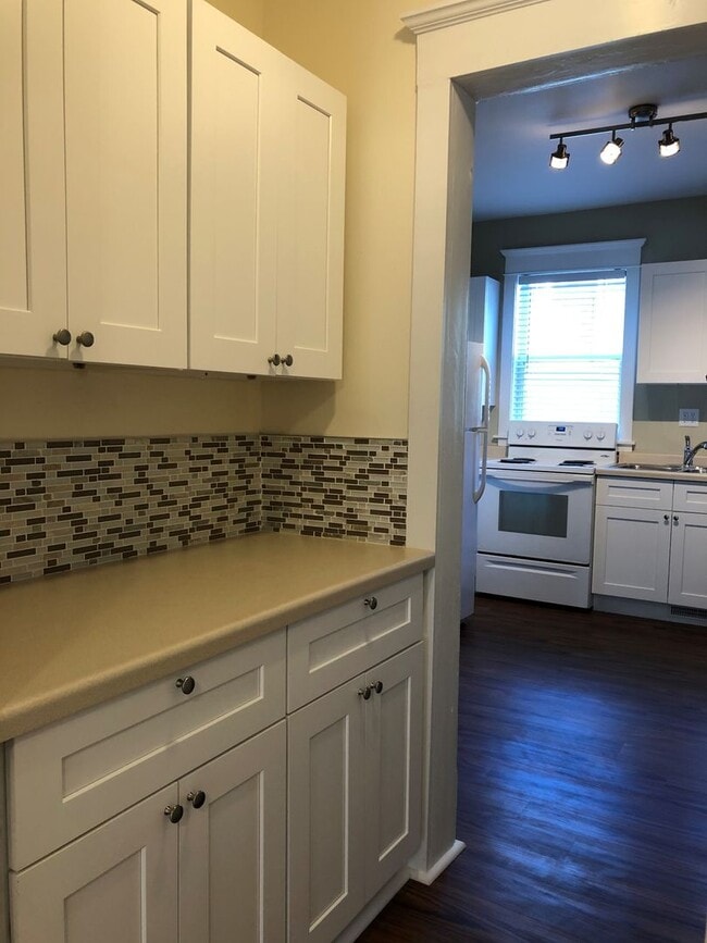 Building Photo - Amazing Vintage Townhouse. Uber Convenient...