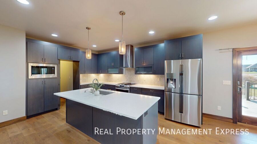 Primary Photo - Beautiful 7 Bedroom 4 Bath Residence with ...