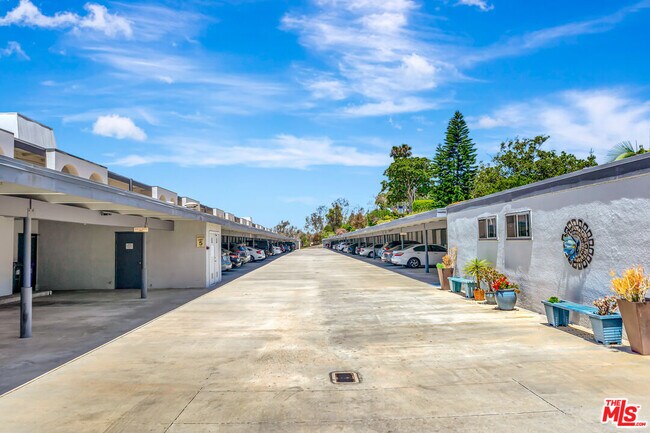 Building Photo - 3606 Vista Rey