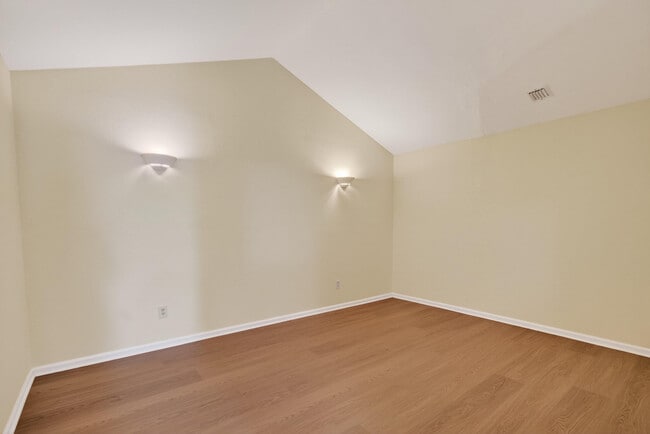 Building Photo - 817 N Palmway