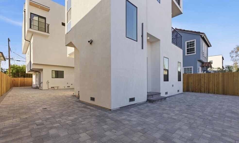 Building Photo - 2835 S Redondo Blvd