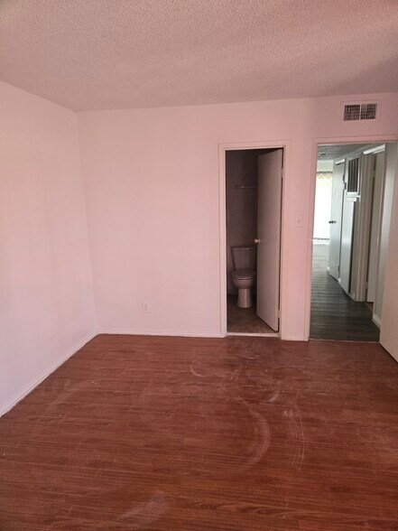 Building Photo - 1402 E Desert Inn Rd