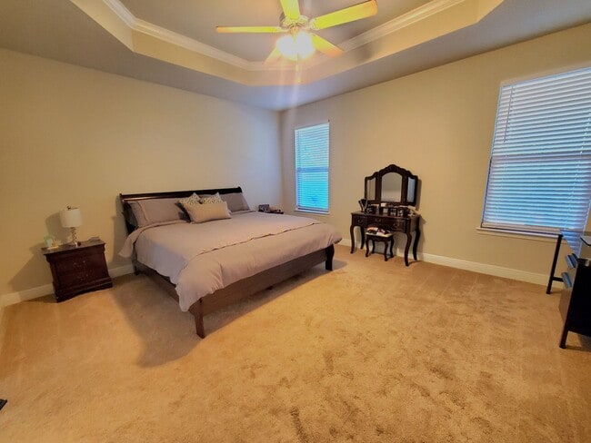 Building Photo - Spacious Open-Concept Home with New Fenced Backyard