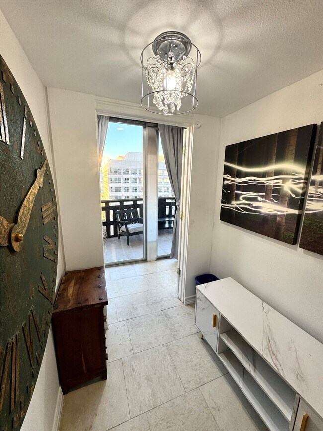 Building Photo - 2016 Main St