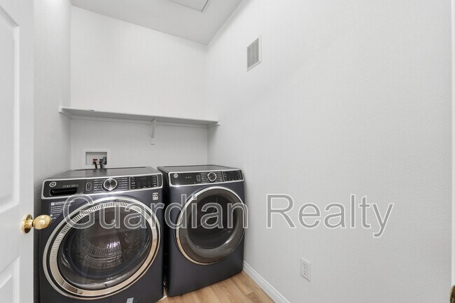 Building Photo - 830 Carnegie St