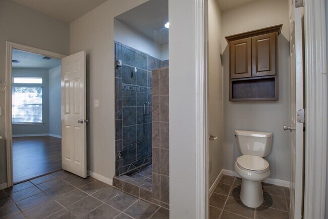 Building Photo - 504 Oakwood Blvd