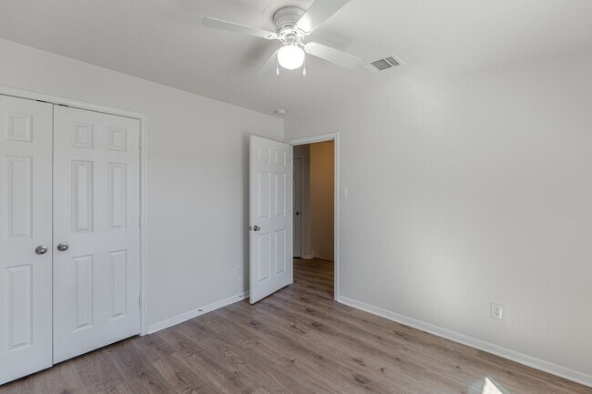 Building Photo - 13527 Vista De Oro St