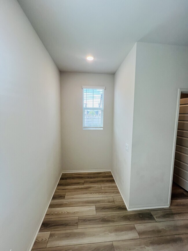 Building Photo - 40383 Birchfield Dr