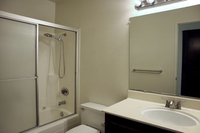 Building Photo - Spacious and bright 3-bedroom townhome-Nor...