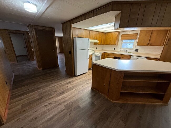 Building Photo - 4 Bed 2 Bath Home with 2 Car Garage, Large Private Fenced Yard. Lander, WY