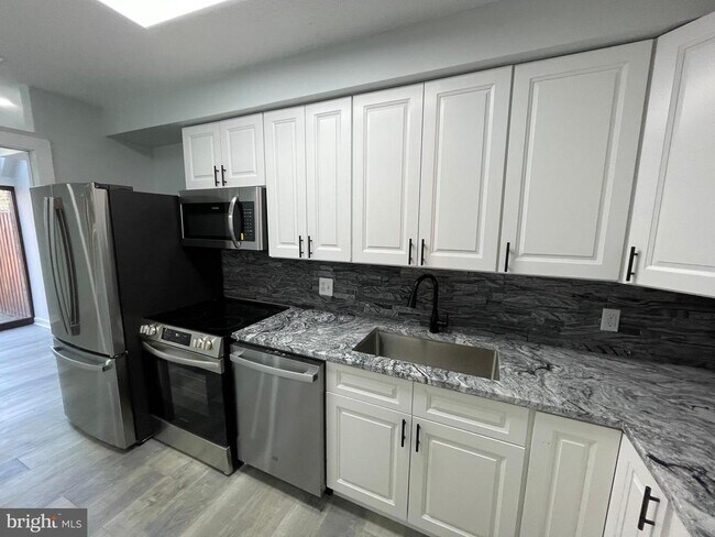 Building Photo - 2214 Deerfern Crescent