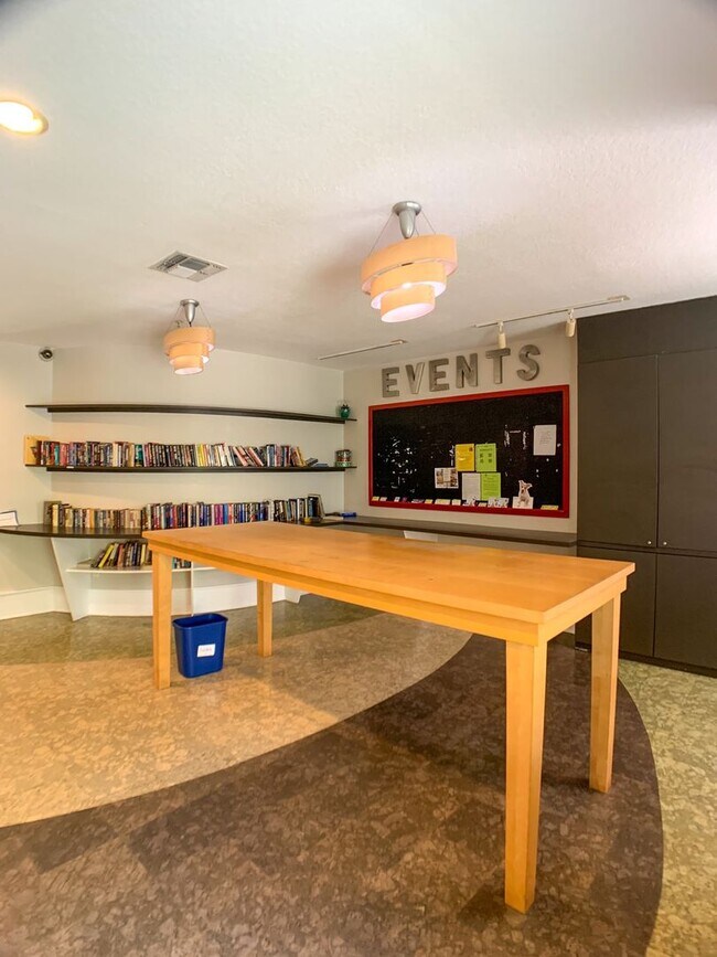 Building Photo - Great 1/1 Condo unit with city view