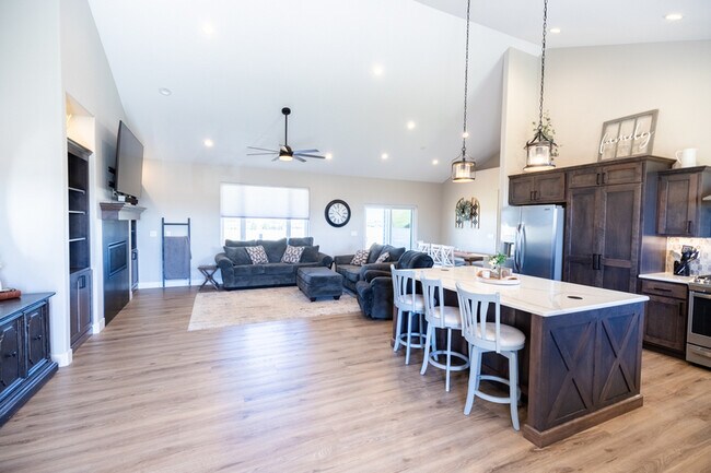 Building Photo - 2428 Sunshine Dr