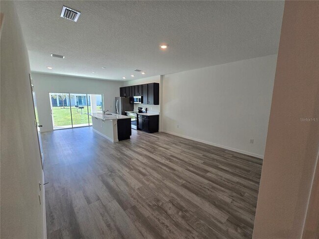 Building Photo - 737 W Oak Dr