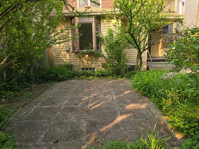 Building Photo - 1235 Lakepointe St