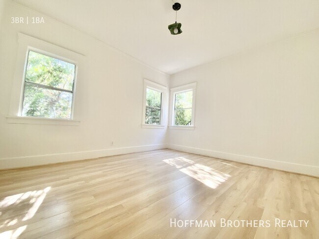 Building Photo - 402 N Ave 54