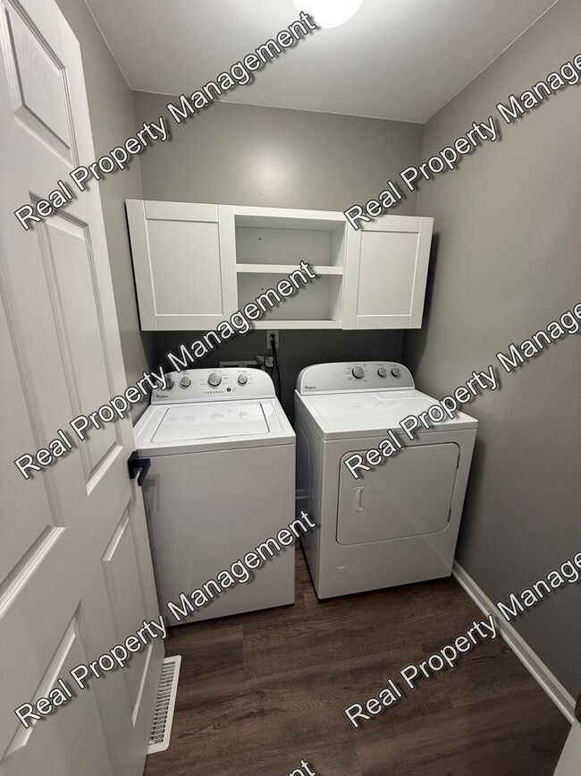 Building Photo - 2 Bedroom Townhome