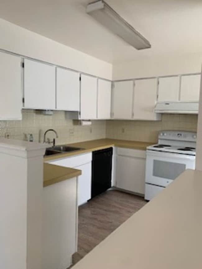 Building Photo - Two Bedroom Condo With Detached Garage in 4-Plex
