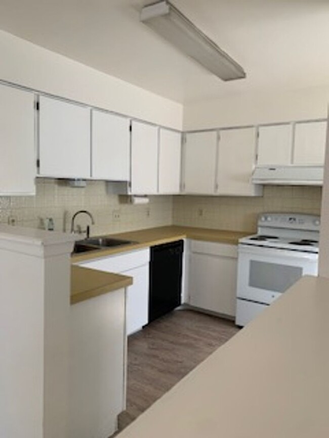 Building Photo - Two Bedroom Condo With  Garage Available F...