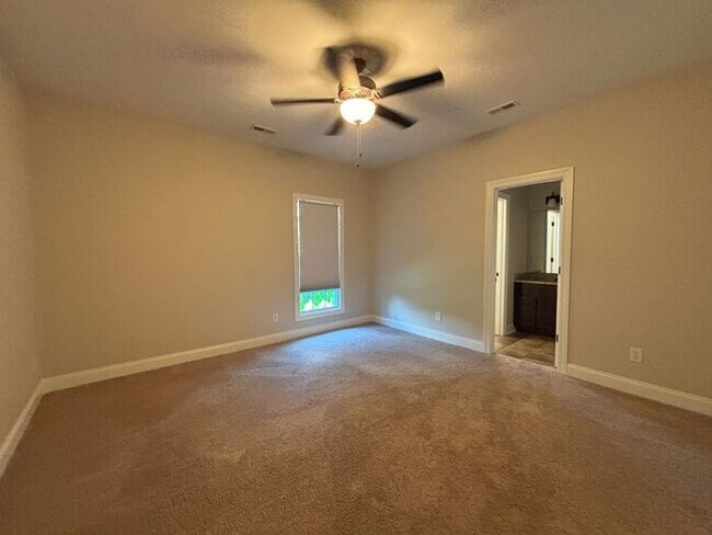 Building Photo - Madison City Schools with a 3 car garage and large fenced yard!