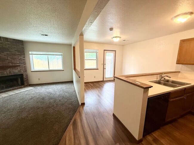 Building Photo - 3 Bed/2.5Bath Townhome in Greeley