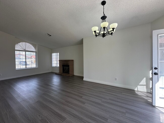 Building Photo - SPACIOUS NEWLY RENOVATED 3BED2BATH HOME WI...