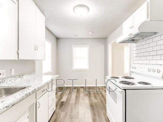 Building Photo - 314 W Peach St