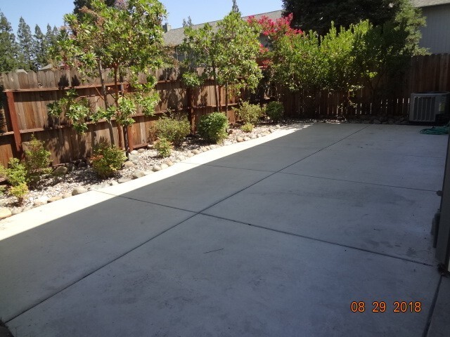 Building Photo - Beautiful 3 bedroom 2 1/2 bath Town-House Coming Soon!