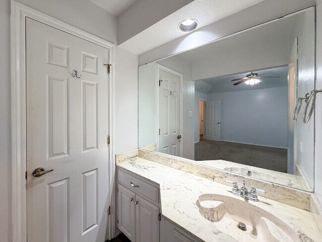 Building Photo - Charming 3-Bedroom Gem with 2 Full Baths in Crowley!