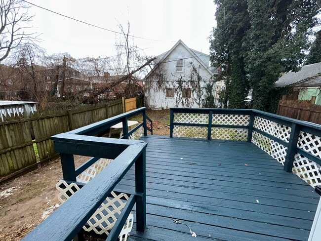 Building Photo - 5 bed 2 bath