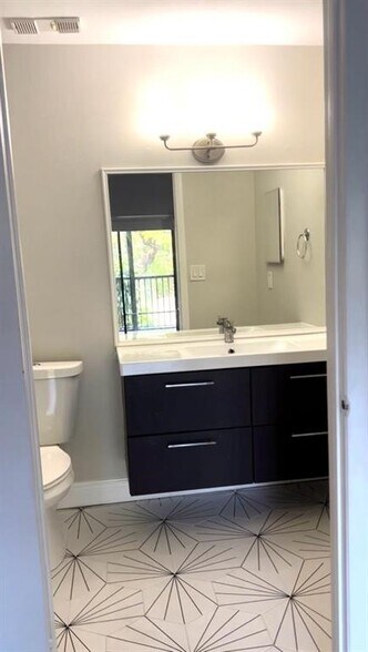 Building Photo - 2550 SW 18th Ter