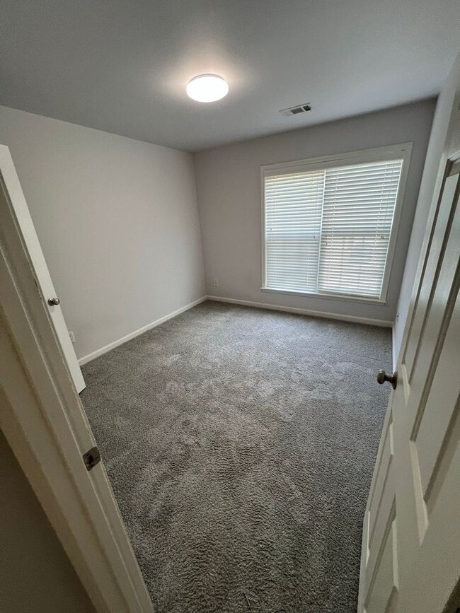 Building Photo - NOW READY! 3 bed 2.5 bath townhome in Duluth!