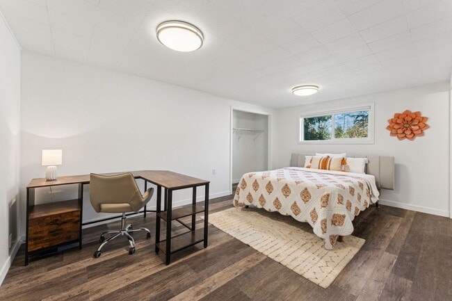 Building Photo - Waterfront Living!