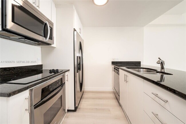 Building Photo - 1712 SW 2nd Ave