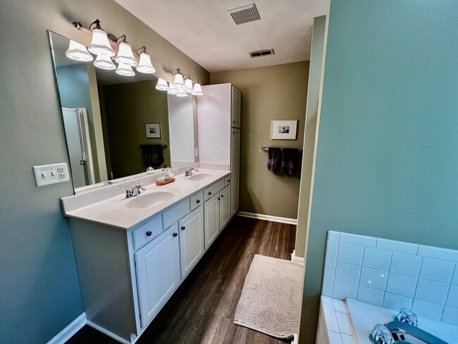 Building Photo - Charming 4 Bedroom home Near Virginia Beach Oceanfront!