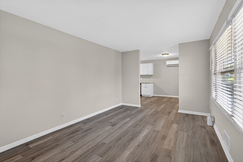 Building Photo - 586 Oakside Dr SW