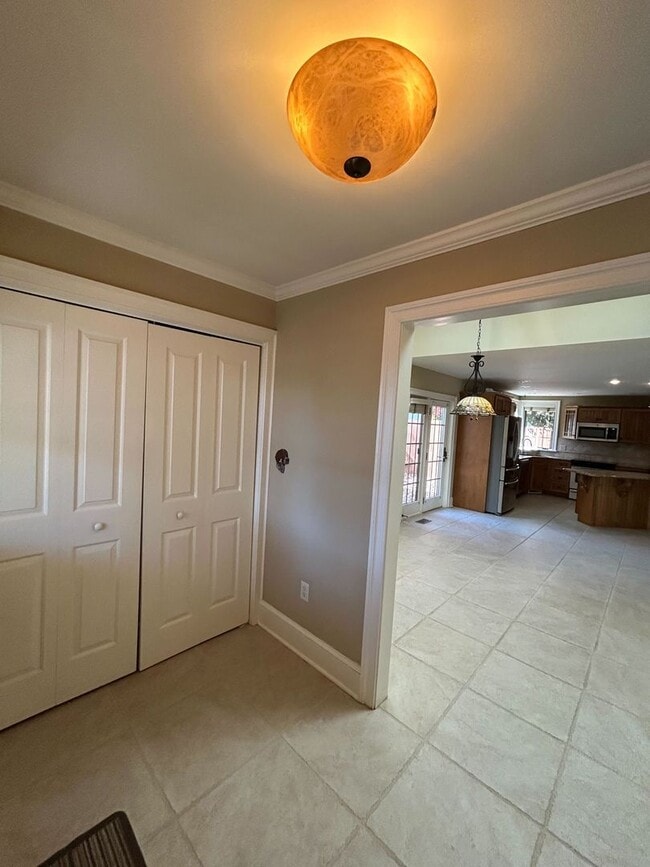 Building Photo - Beautiful, Large 4 Bedroom 1.5 Bath Home in Lancaster with Yard!