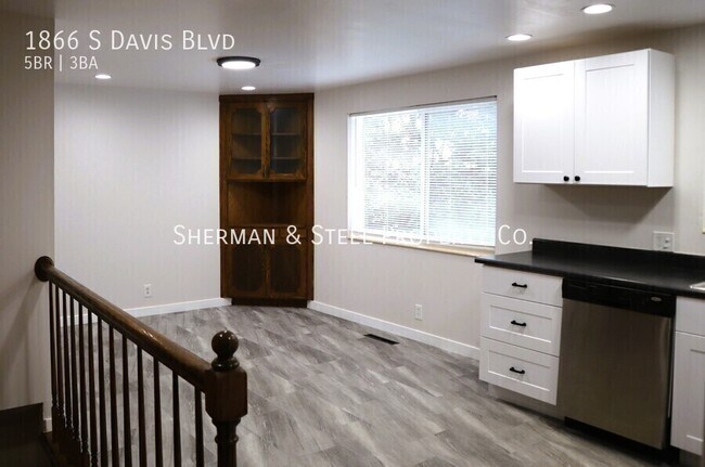 Building Photo - 1866 S Davis Blvd
