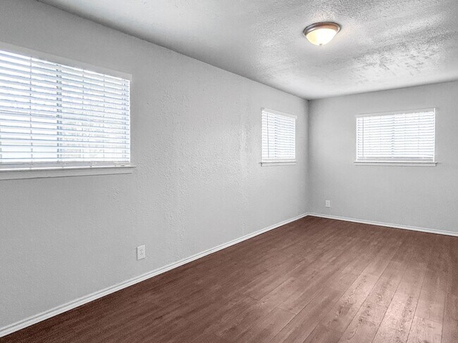 Building Photo - Convenient South SA Location—3BR with W/D Included