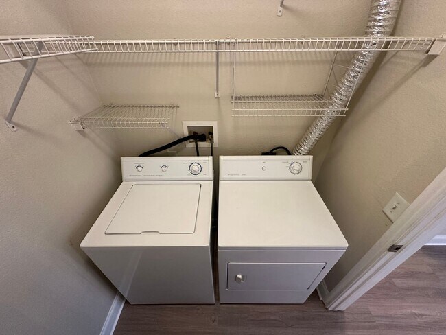 Building Photo - Spacious Downtown 1BR/1BA Condo with Pool View in Park North!!