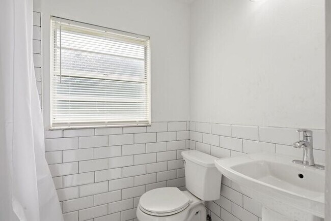 Building Photo - Remodeled 3/1 Home