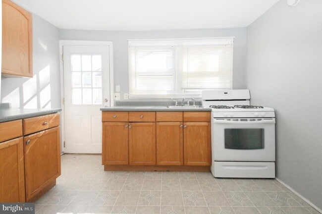 Building Photo - 2004 Trenton Ave