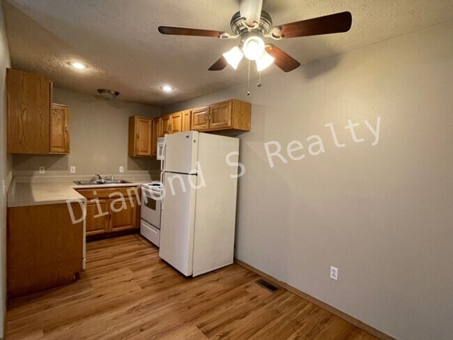 Building Photo - 2313 N Rogers Ave