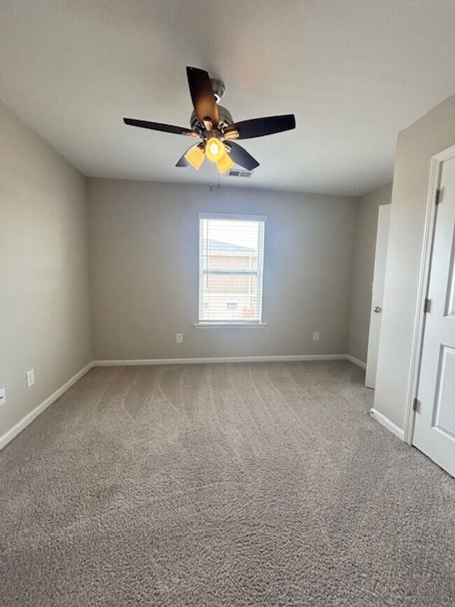 Building Photo - STYLISH & MODERN TOWNHOME IN HARBISON GROVE