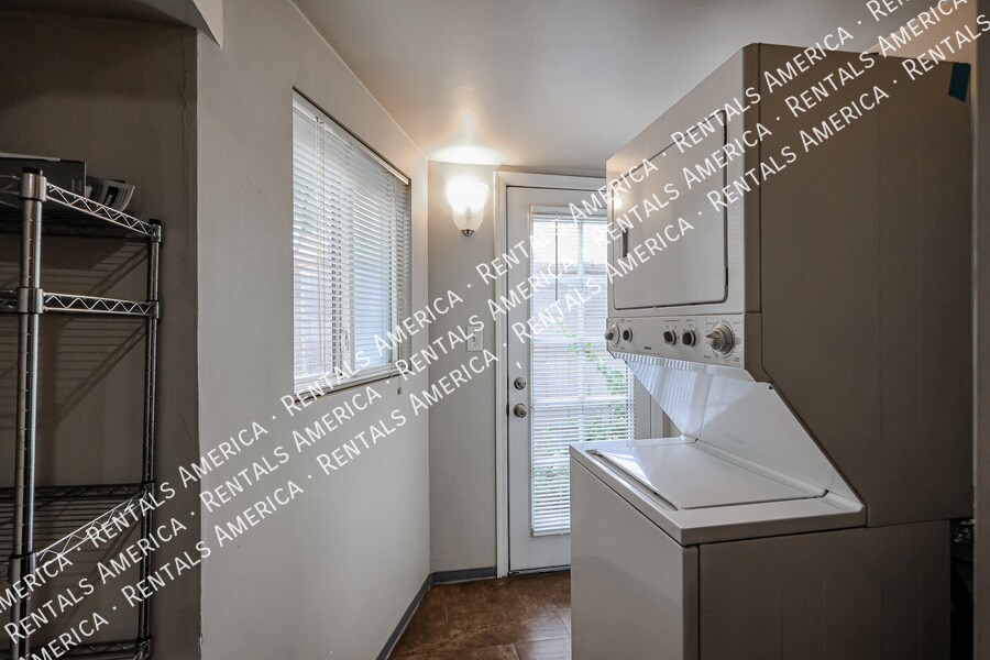 Building Photo - 4820 N Woodmere Fairway